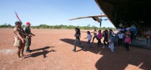 Ni–os de bajos recursos visitan por primera vez el parque nacional canaima, actividad llevada a cabo por la fuerza aerea venezolana. Foto: Chiquito Cesar.