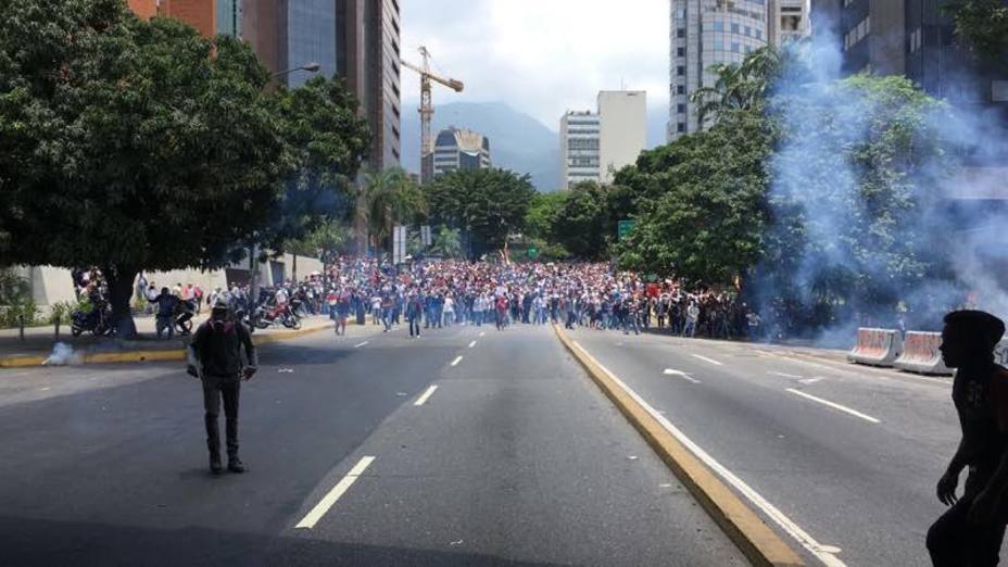 GNB y PNB lanza bombas lacrimógenas a manifestantes en Caracas #10Abril