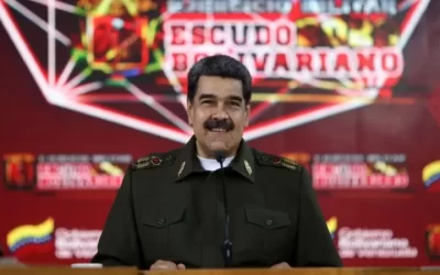 Maduro tendrá asignado, por reglamento, boina roja, laureles, dos bastones de mando, uno de gala y otro de campaña, de acuerdo con el Proyecto de Reglamento del uso de uniforme, que elabora Vladímir Padrino López