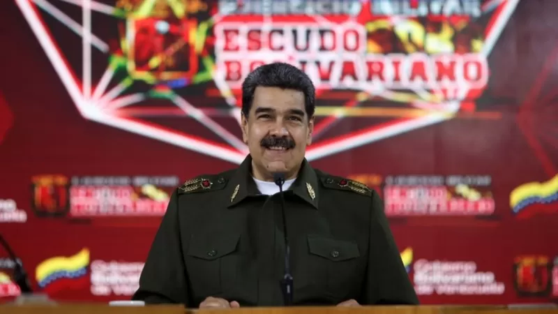 Maduro tendrá asignado, por reglamento, boina roja, laureles, dos bastones de mando, uno de gala y otro de campaña, de acuerdo con el Proyecto de Reglamento del uso de uniforme, que elabora Vladímir Padrino López