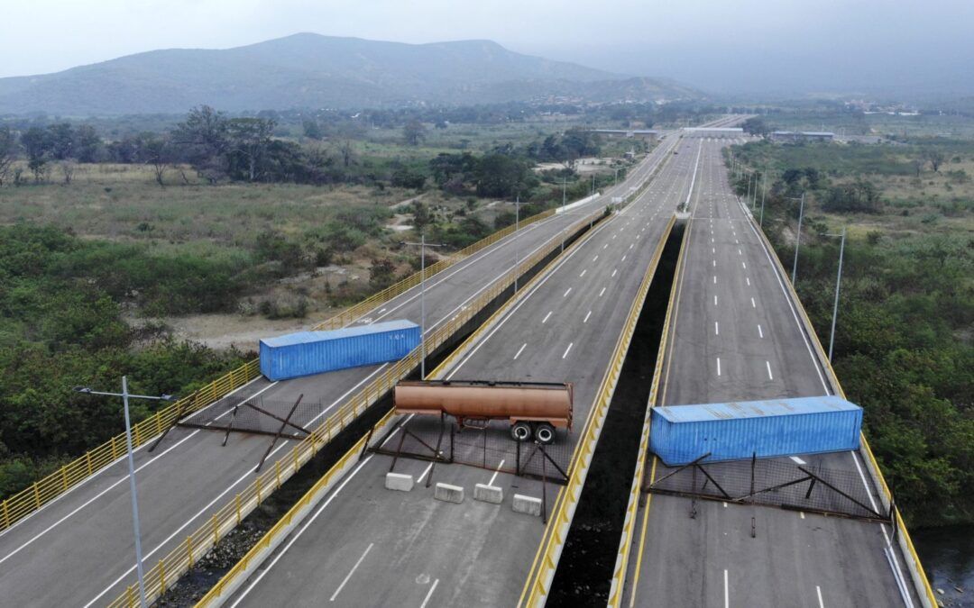 Gobierno retira contenedores del puente de Tienditas en límites con Colombia