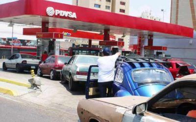 Persisten colas por la escasez de gasolina en el oeste de Venezuela, bajo vigilancia de la GNB