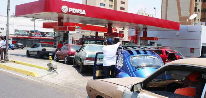 Persisten colas por la escasez de gasolina en el oeste de Venezuela, bajo vigilancia de la GNB