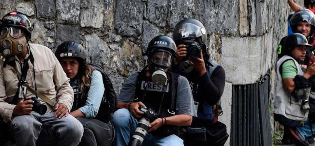 SIP: Fuerzas represivas están a la caza de periodistas en el país