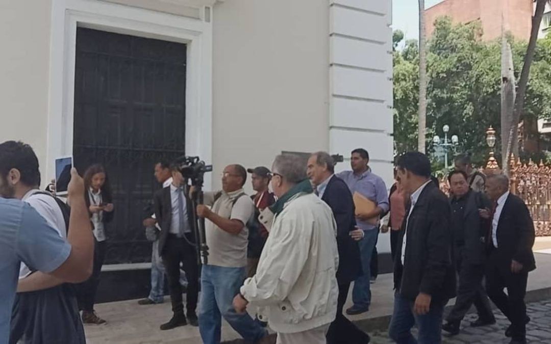 La prensa ingresó al Parlamento ante la mirada atónita de la GNB