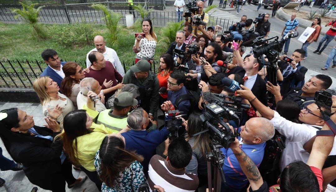 Prensa logra romper el cerco militar e ingresa a la AN después de más de un mes