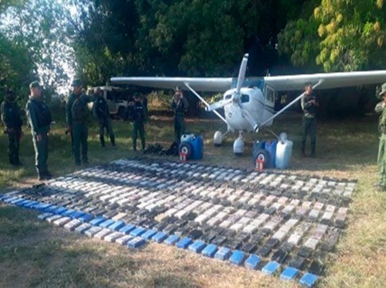 GNB incautó 460 panelas de cocaína y dos aeronaves
