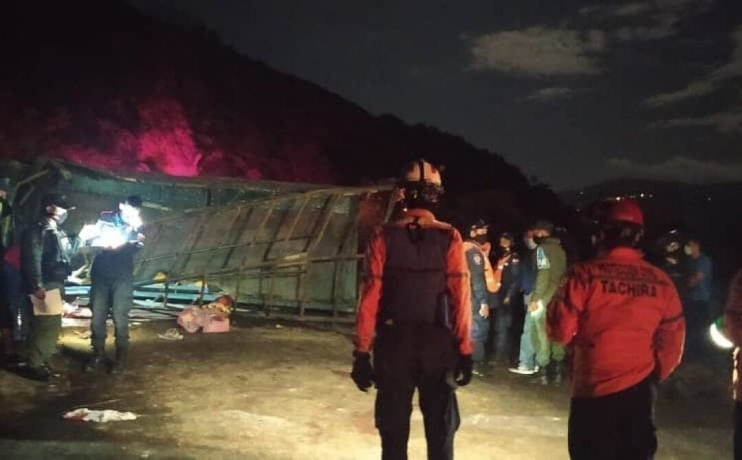 Nueve muertos tras vuelco de camión militar en Táchira este #27Ene