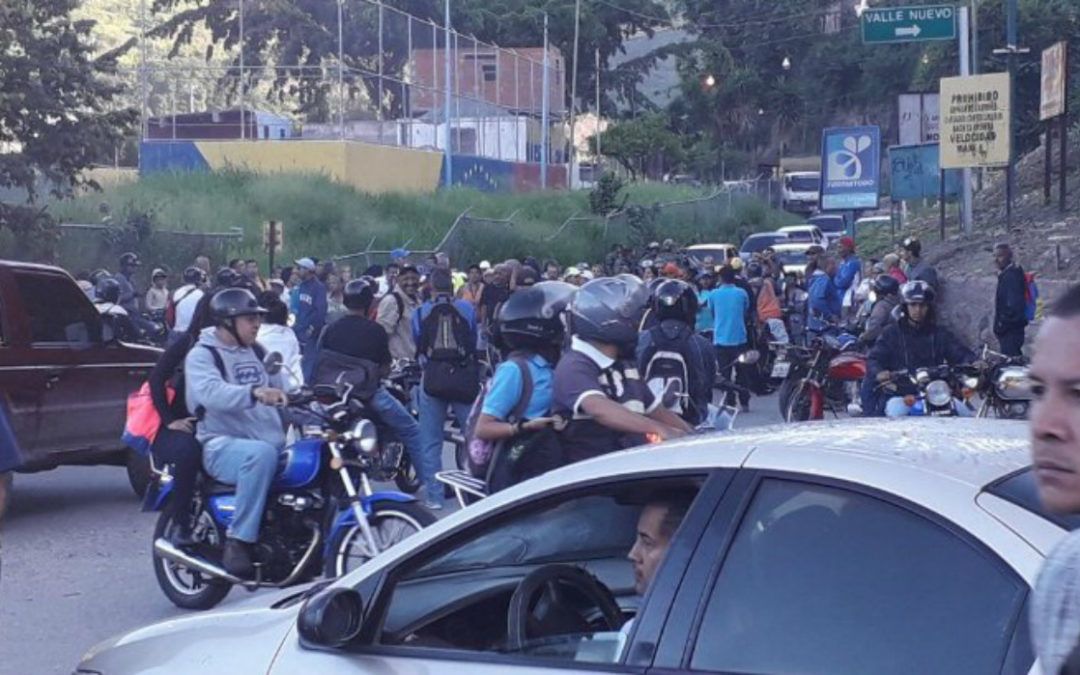 GNB cerró acceso hacia Las Adjuntas tras protesta vecinal por fallas en los servicios públicos