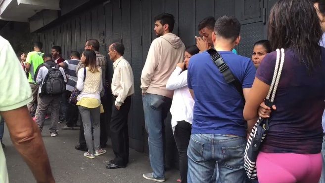 GNB dispersó fila de personas que intentaban apostillar documentos en Caracas