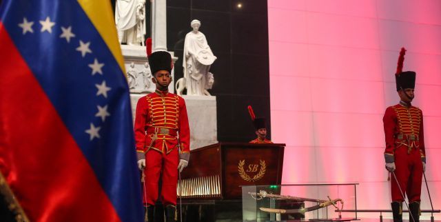 Bolívar: Celebran con desfile cívico militar bicentenario de decreto que incorporó octava estrella al Pabellón Nacional