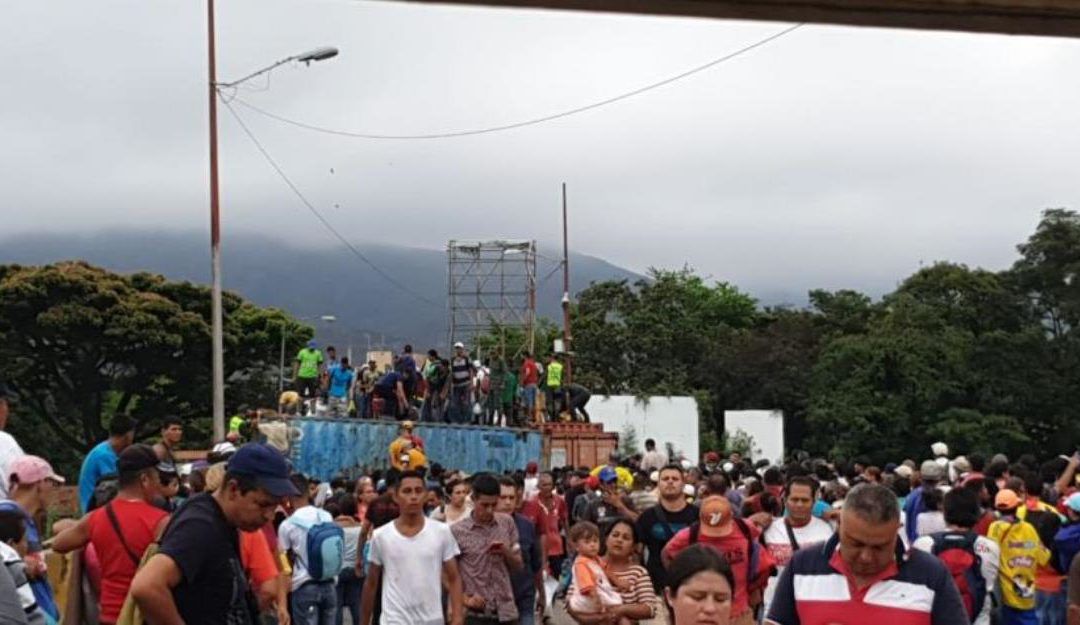 Miles de venezolanos rompen barrera de seguridad de la GNB para llegar a Cúcuta