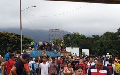 Miles de venezolanos rompen barrera de seguridad de la GNB para llegar a Cúcuta