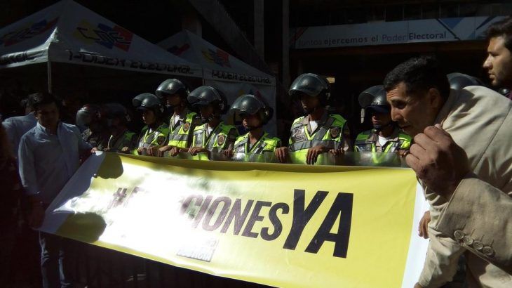 Capriles denuncia que FANB sacó a diputados de la MUD del CNE