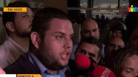 Cordón de la GNB expulsa a diputados de la MUD de la sede del CNE