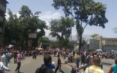 Hasta mangos lanzaron a PNB y GNB en protesta por comida en Carapita