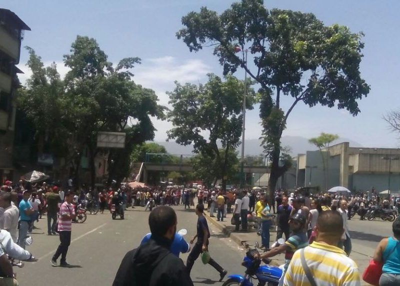 Hasta mangos lanzaron a PNB y GNB en protesta por comida en Carapita