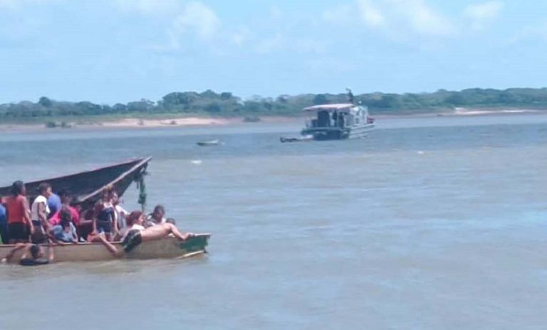 Militares dispararon contra indígenas en operativo para confiscar embarcación con chatarra, hiriendo a dos menores de edad