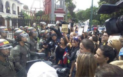 Mujeres exigieron a la GNB cesar la represión en Venezuela