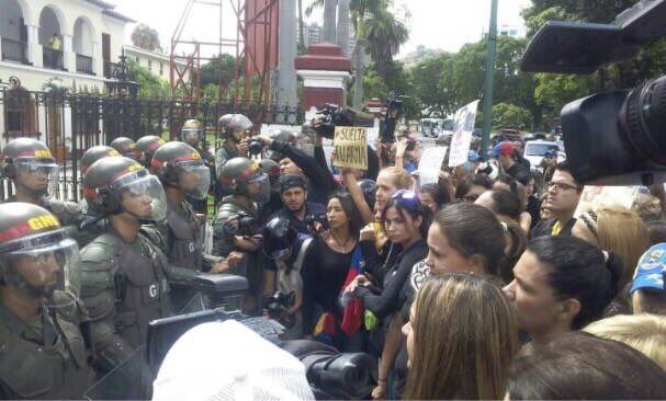 Mujeres exigieron a la GNB cesar la represión en Venezuela