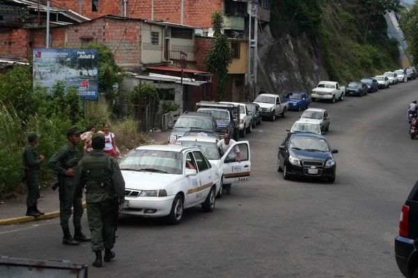 Militares resguardan estaciones de servicio donde hay gasolina para controlar colas en Táchira