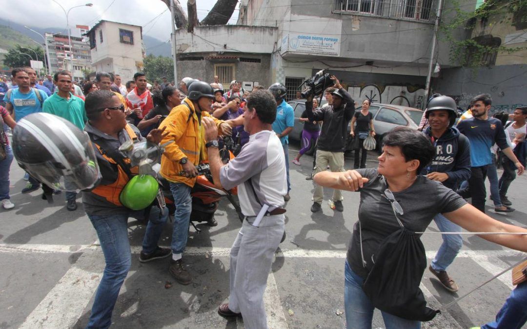 Analistas: “Maduro utiliza a colectivos porque desconfía de la FANB”