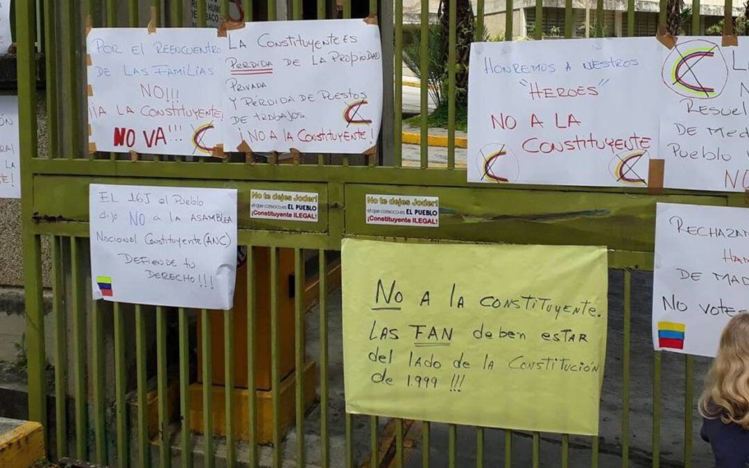 Ciudadanos exigen a la FANB defender la Constitución durante pancartazo