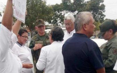 Maduro niega emergencia humanitaria en Guayana mientras GNB y Sebin intentan callar protesta en hospital de San Félix