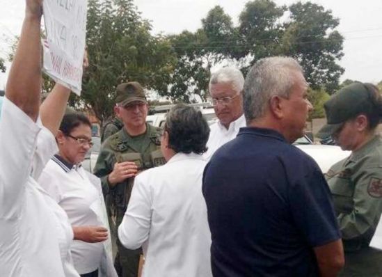 Maduro niega emergencia humanitaria en Guayana mientras GNB y Sebin intentan callar protesta en hospital de San Félix
