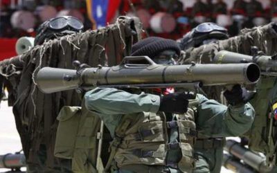 Criminales entrenan con armas a venezolanos