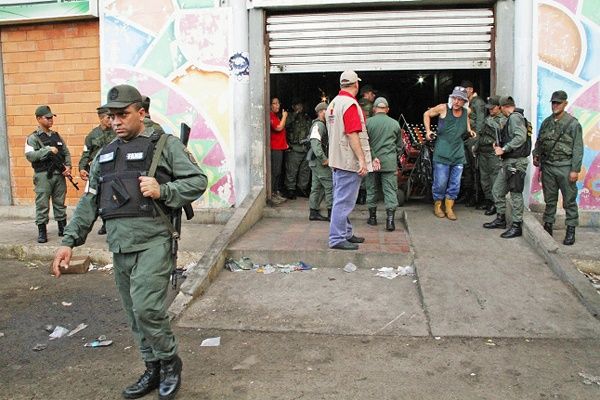 387 detenidos dejó primer día de operativo en Las Pulgas contra acaparamiento y especulación en la que participó la FANB