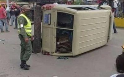 Ciudadanos volcaron una patrulla de la GNB en Boca de Uchire durante protesta por la escasez de gasolina