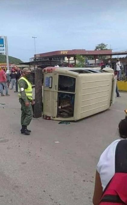 Ciudadanos volcaron una patrulla de la GNB en Boca de Uchire durante protesta por la escasez de gasolina