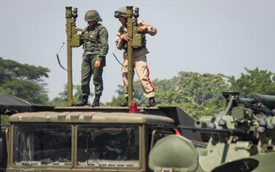 FANB despliega tropas y armamento pesado en los límites con Colombia