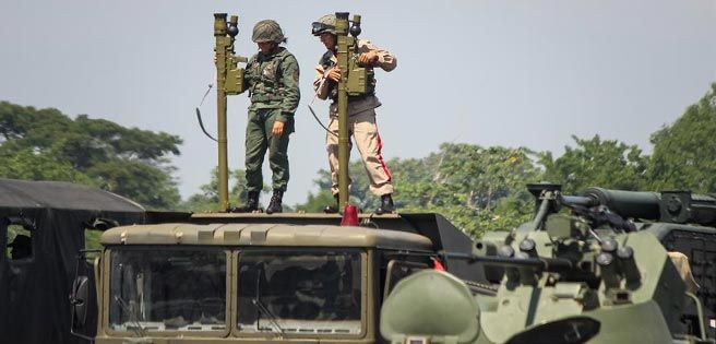 FANB despliega tropas y armamento pesado en los límites con Colombia