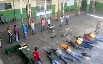Usan escuela de Apure para prácticas militares con armas largas