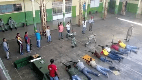 Usan escuela de Apure para prácticas militares con armas largas