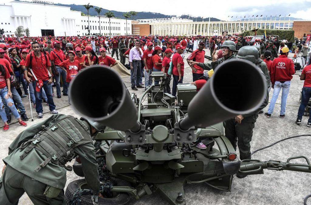 Nicolás Maduro distrae con “ejercicios militares” mientras elimina a la prensa incómoda