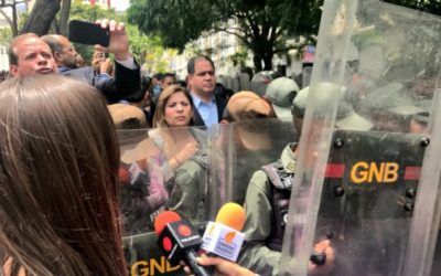 GNB golpeó a periodistas y diputados frente a la Asamblea Nacional #15May