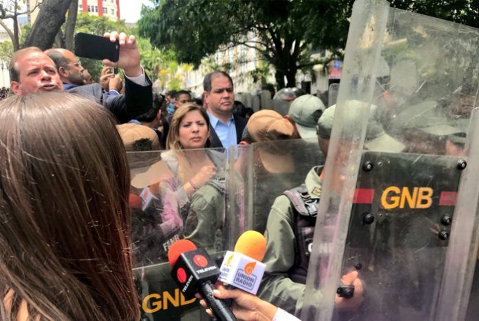 GNB golpeó a periodistas y diputados frente a la Asamblea Nacional #15May