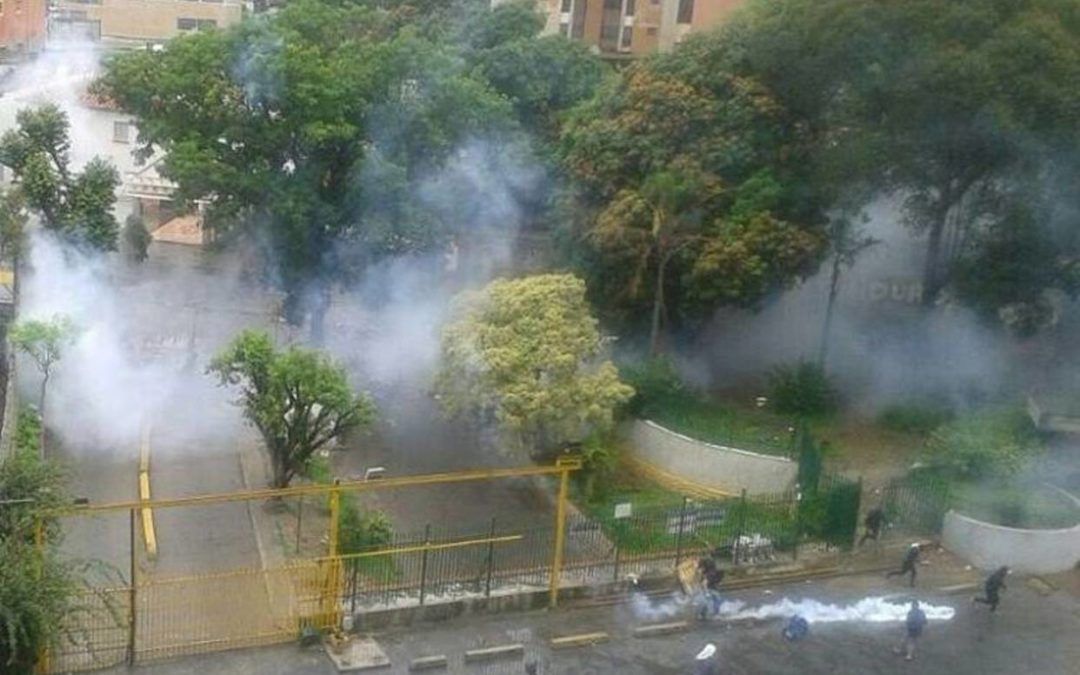 Diputado Jorge Millán denunció que gobierno está importando más de 70.000 gases lacrimógenos desde Brasil