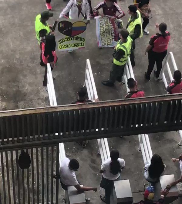 GNB revisó carteles de venezolanos en estadio Pueblo Nuevo