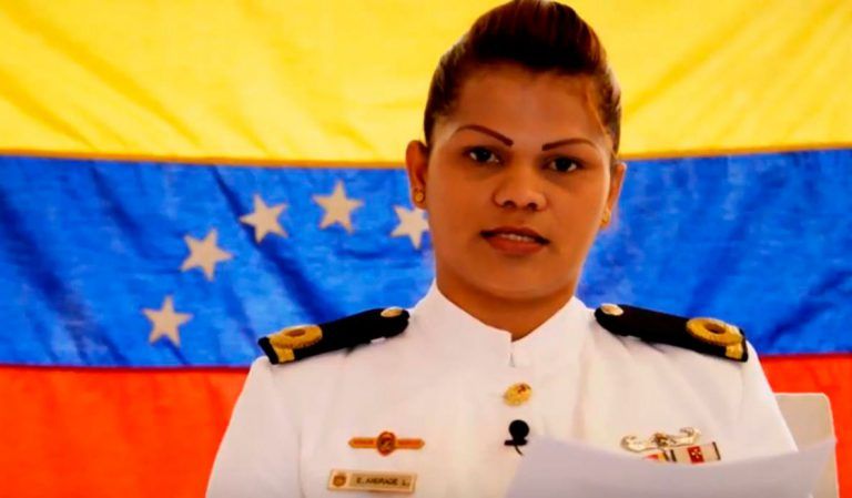 Alférez Evelyn Andrade López difunde un video en el que expresa su apoyo a capitán Juan Caguaripano