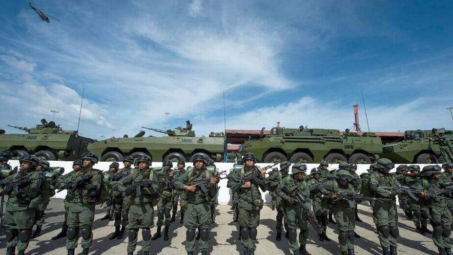 Hambre y sanciones económicas erosionan control de Maduro sobre militares