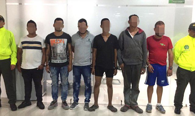 Detienen en la frontera a siete presuntos paramilitares acusados de decapitar y desmembrar a sus victimas