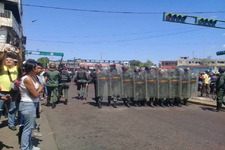 Efectivos GNB y bachaqueros se enfrentaron por más de cuatro horas en Puerto Ayacucho