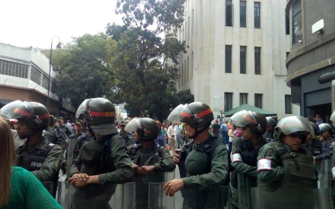 GNB impide el paso de protesta de trabajadores de la Asamblea Nacional
