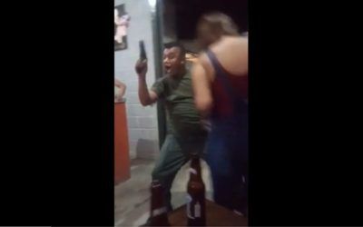 Filtran video de sargento de la GNB uniformado y armado, bailando e ingiriendo bebidas alcohólicas en una tasca