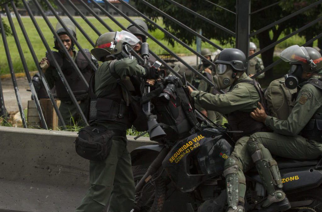 GNB enfiló contra periodistas y disparó metras y otros objetos contra manifestantes