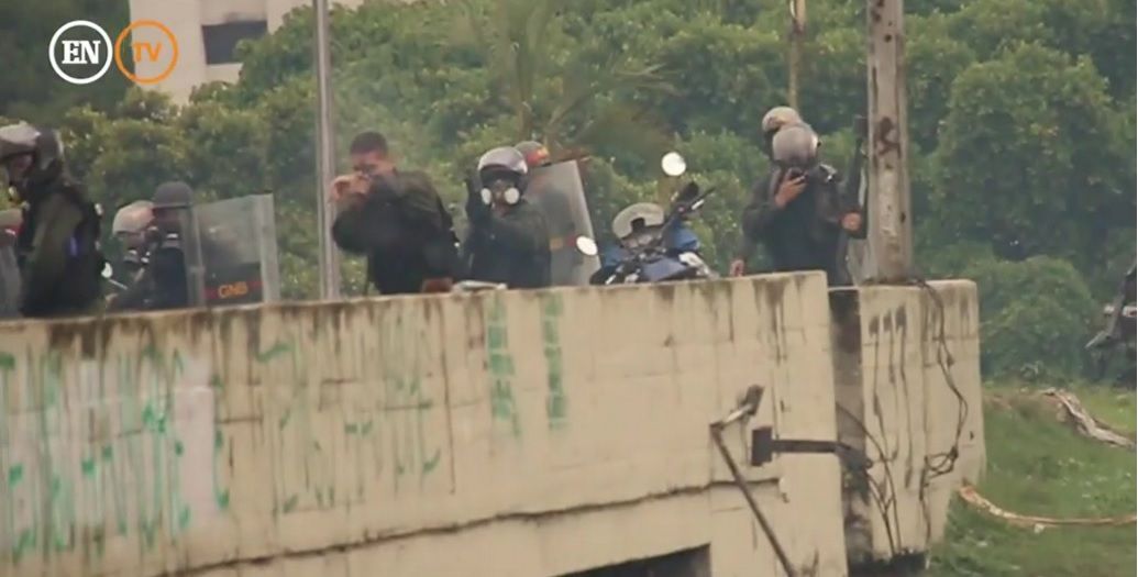 Diario El Nacional registró cuando GNB le disparó a manifestantes en Altamira